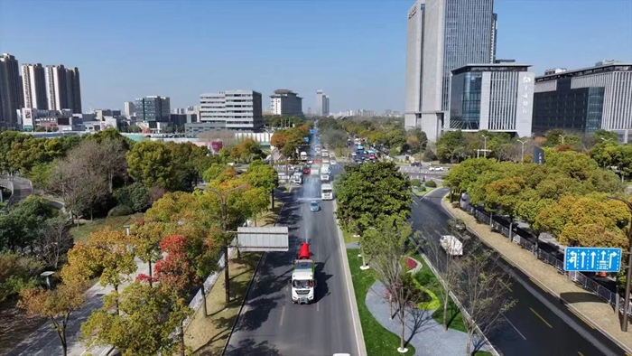 霧炮車(chē)在賽道沿線進(jìn)行保潔。揚(yáng)帆攝