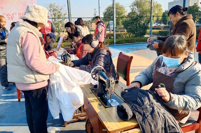 社區(qū)組建“巷里”縫紉隊。長蘆街道供圖