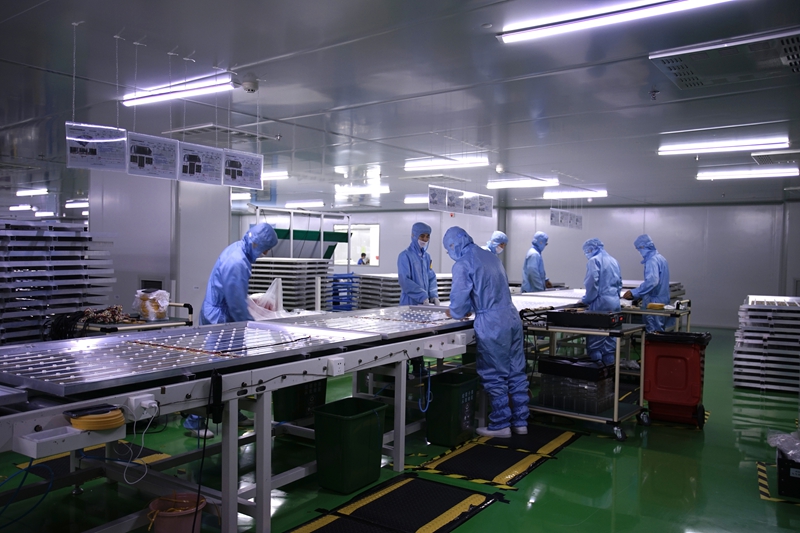 一家企業(yè)的液晶模組產(chǎn)線工人在無塵間作業(yè)。楊俊攝