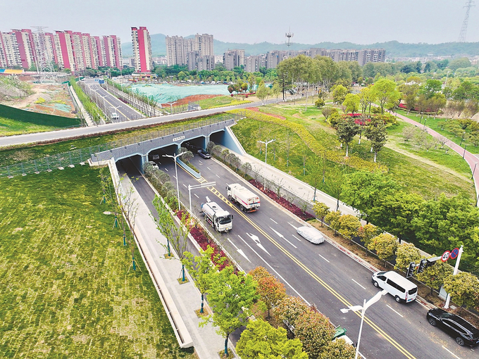 4月9日，作為南京燕子磯新城“六縱六橫”路網(wǎng)重要組成部分的吉祥街已完成竣工驗收，即將通車。范俊彥攝