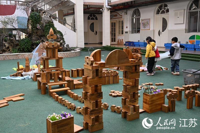 連云區(qū)幼教中心建構(gòu)區(qū)內(nèi)，孩子們在玩搭積木。人民網(wǎng) 張瀚天攝