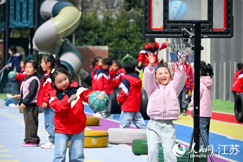 景城名郡幼兒園里，一位小女孩正在投籃。人民網(wǎng) 張瀚天攝