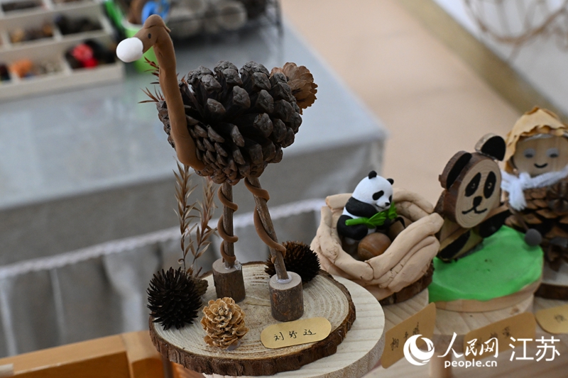 茗怡幼兒園里，幼兒利用松果、樹葉拼貼出動物形象。人民網(wǎng) 張瀚天攝