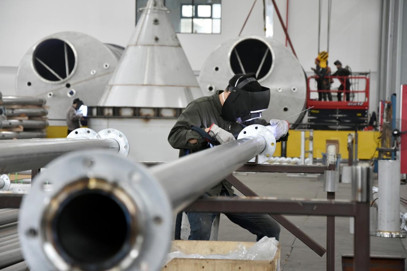 江蘇翔瑞智裝科技有限公司工人正在作業(yè)。馬吉攝