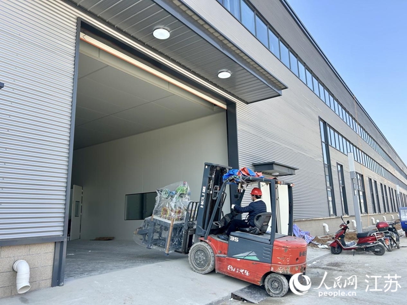 凱米膜項(xiàng)目生產(chǎn)設(shè)備進(jìn)場。人民網(wǎng) 王丹丹攝