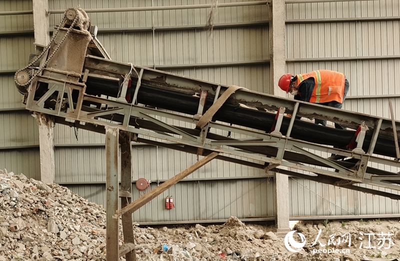 裝修垃圾在進行處置。人民網(wǎng)記者王繼亮攝