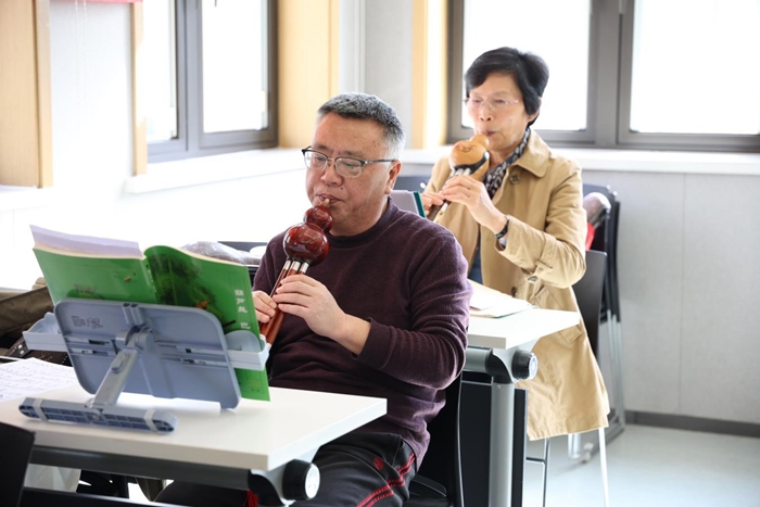 學(xué)員正在學(xué)藝。沿江街道供圖