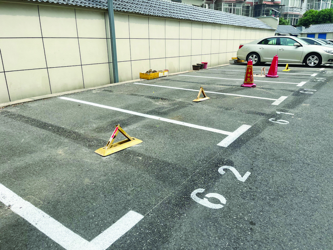 小區(qū)車位上都裝著地鎖