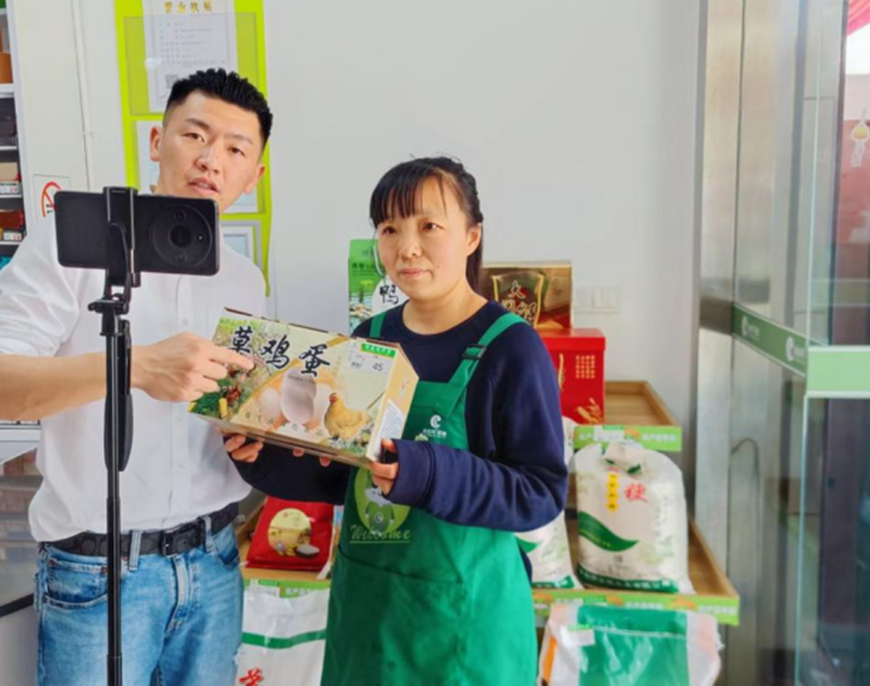 張玲學(xué)習(xí)直播帶貨技巧。沈健攝