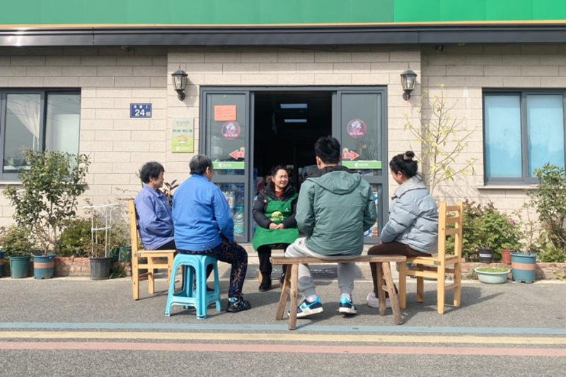 和甸村村民在村頭小店前議事。濮翌敏攝