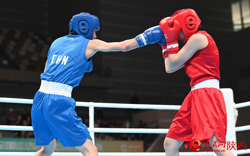 運動員們在賽場上激烈對抗。人民網(wǎng)記者 白鴿攝