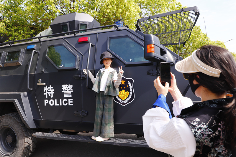 小朋友們紛紛與特警車輛拍照打卡 朱德源/攝