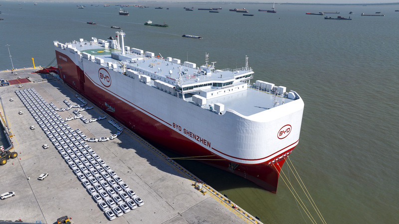 比亞迪“深圳號(hào)”正在裝車