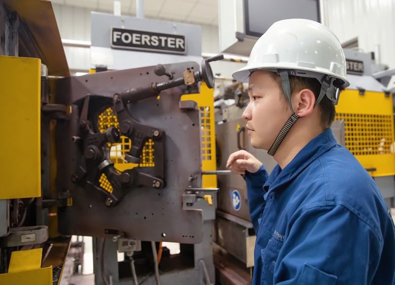 劉超在棒材無(wú)損探傷線上作業(yè)。東方潤(rùn)安供圖