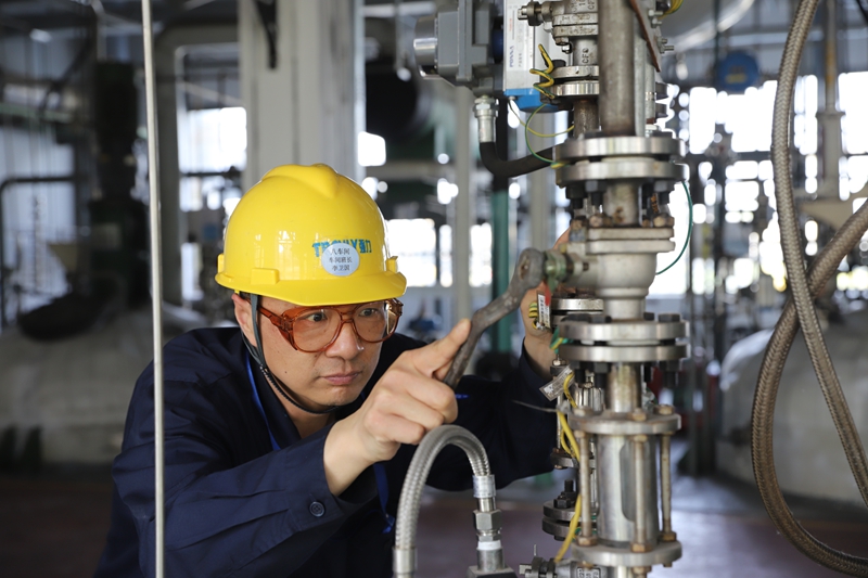 強(qiáng)力先端的工人正在操作工藝控制關(guān)鍵控制點(diǎn)。強(qiáng)力先端供圖