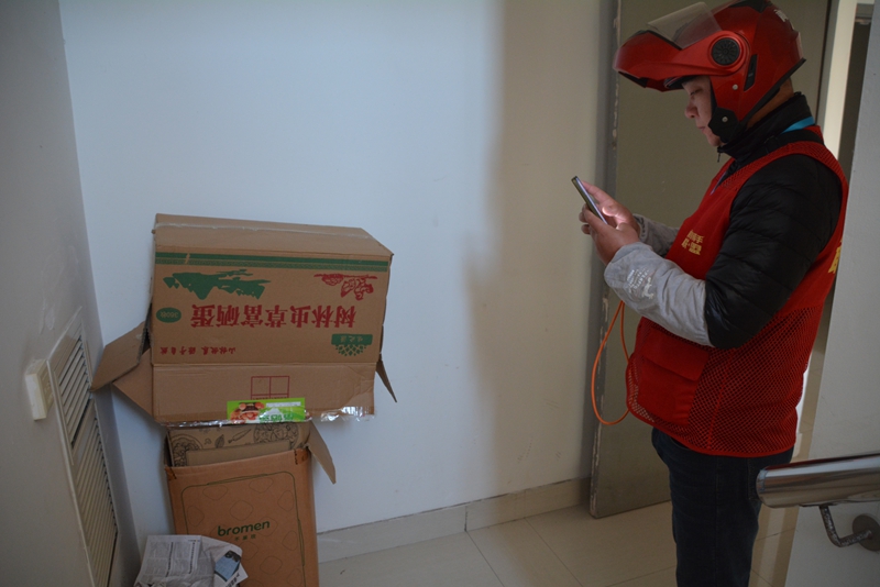 青鳥(niǎo)騎手正在巡視樓道。受訪者供圖