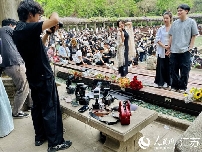 音樂臺攝影師指導(dǎo)游客進(jìn)行拍攝。人民網(wǎng) 李靜曄攝