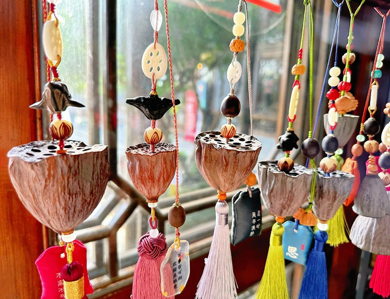 倪傳雪制作的蓮子飾品。人民網(wǎng) 周夢(mèng)嬌攝