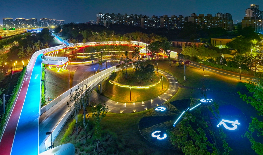 航拍數(shù)據(jù)線公園夜景。雨花臺區(qū)融媒體中心供圖