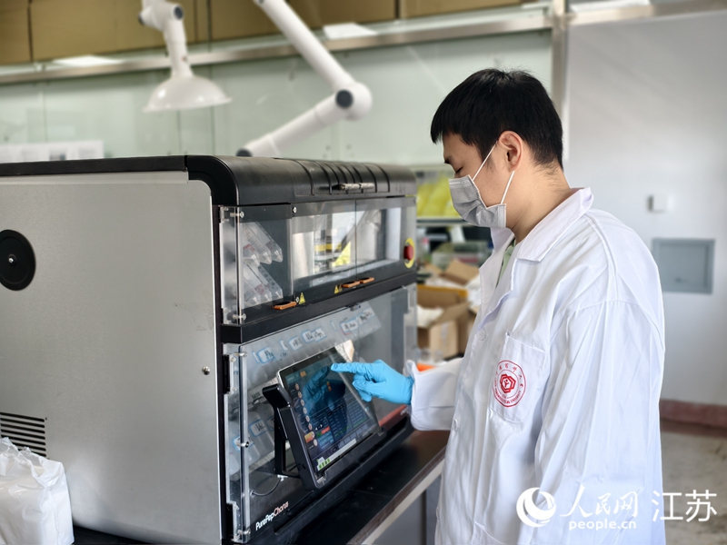 中國(guó)藥科大學(xué)轉(zhuǎn)化醫(yī)學(xué)研究院工作人員正在使用多肽合成儀。人民網(wǎng)記者 馬曉波攝