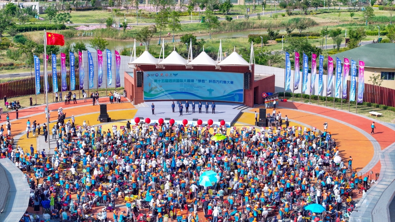 參賽者集聚大圓塘等待比賽開(kāi)始。泗洪縣委宣傳部供圖