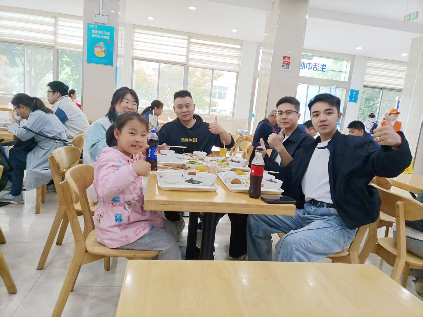 游客正在就餐。