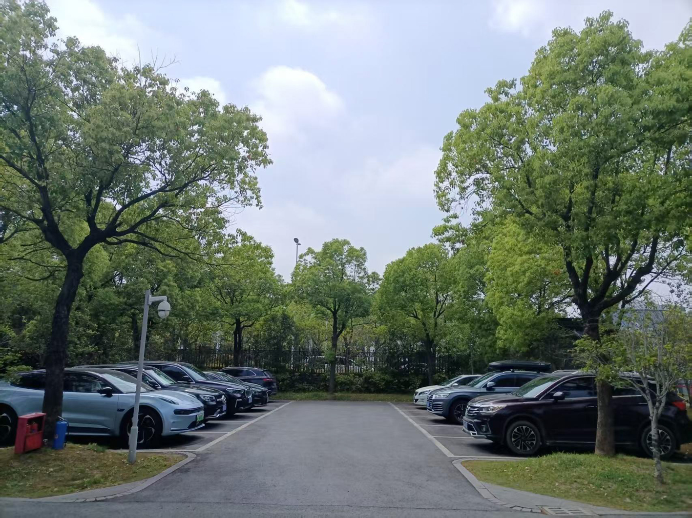 機(jī)關(guān)事業(yè)單位停車場(chǎng)。