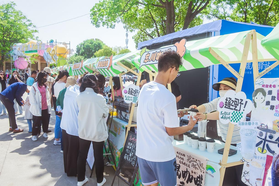 野趣市集展位前人頭攢動。揚州生態(tài)科技新城供圖