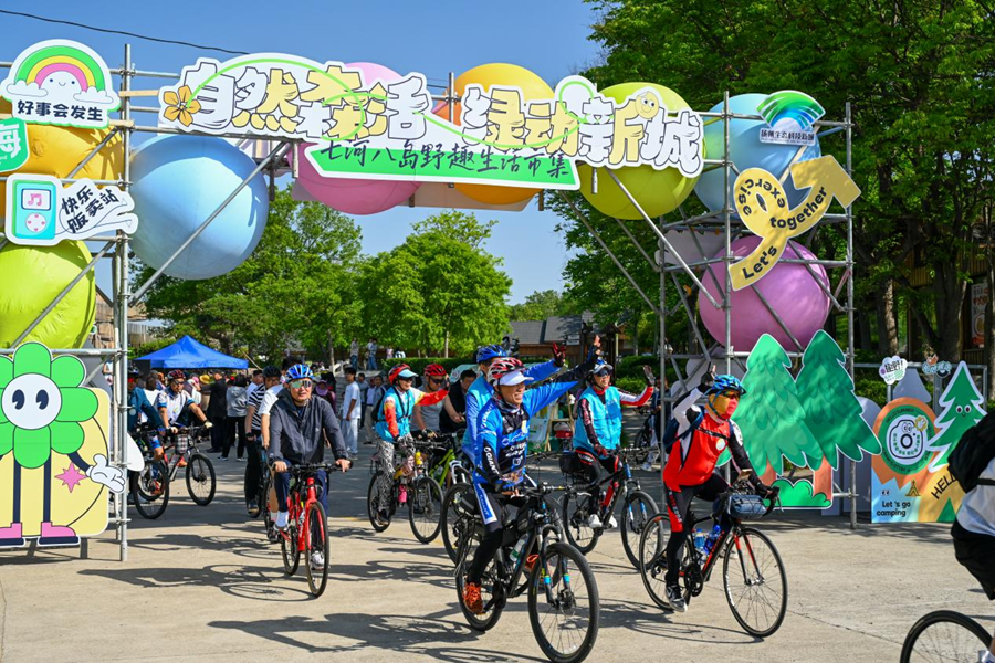 騎行愛好者從市集門頭集結(jié)出發(fā)。揚(yáng)州生態(tài)科技新城供圖