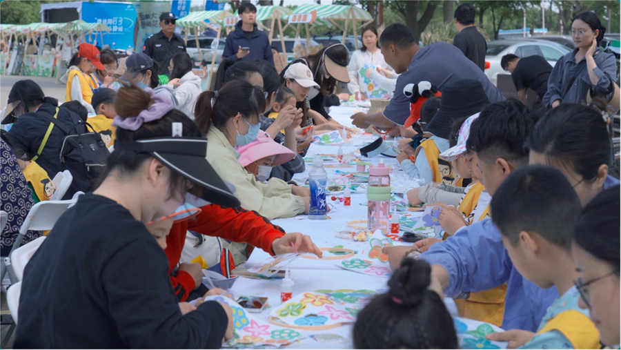 孩子們參與親子手作活動(dòng)。揚(yáng)州生態(tài)科技新城供圖