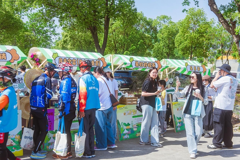 野趣市集展位前人頭攢動(dòng)。揚(yáng)州生態(tài)科技新城供圖