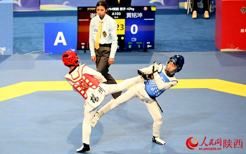 比賽現(xiàn)場(chǎng)，運(yùn)動(dòng)員激烈對(duì)決。人民網(wǎng)記者 白鴿攝