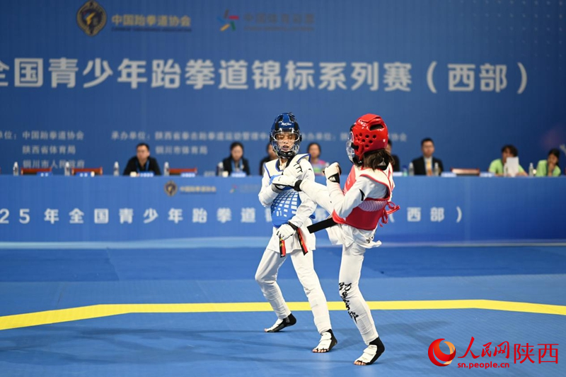 比賽現(xiàn)場(chǎng)，運(yùn)動(dòng)員激烈對(duì)決。人民網(wǎng)記者 白鴿攝