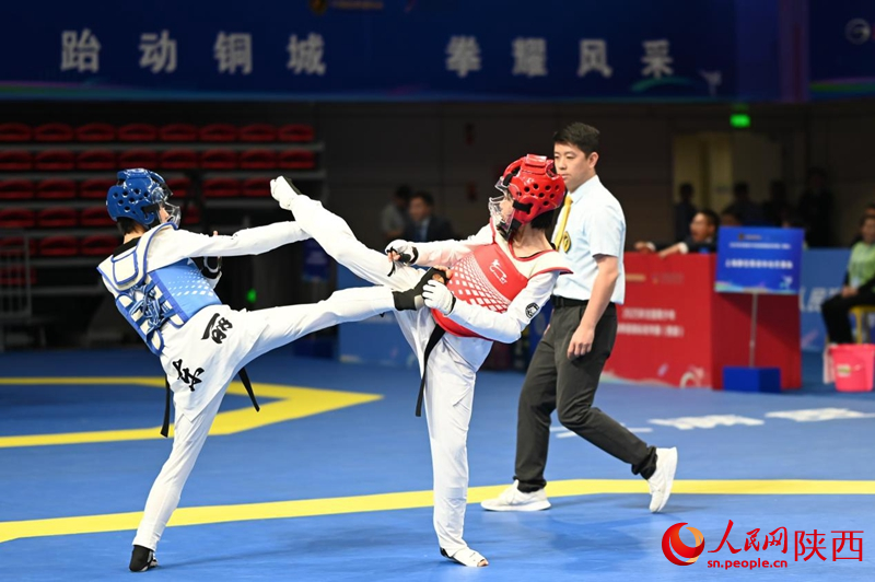 比賽現(xiàn)場(chǎng)，運(yùn)動(dòng)員激烈對(duì)決。人民網(wǎng)記者 白鴿攝