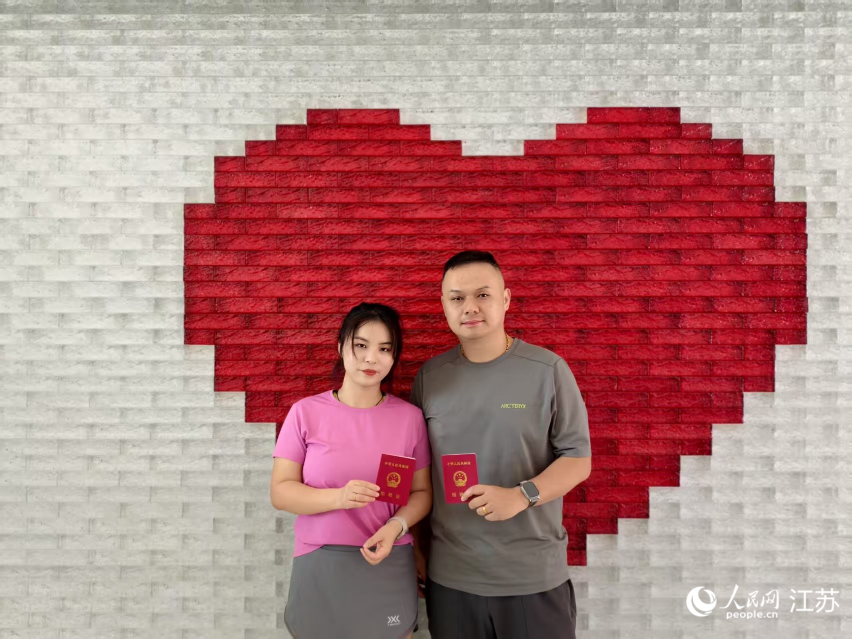 趙俊與徐志萍打卡留念。人民網(wǎng)記者 馬曉波攝