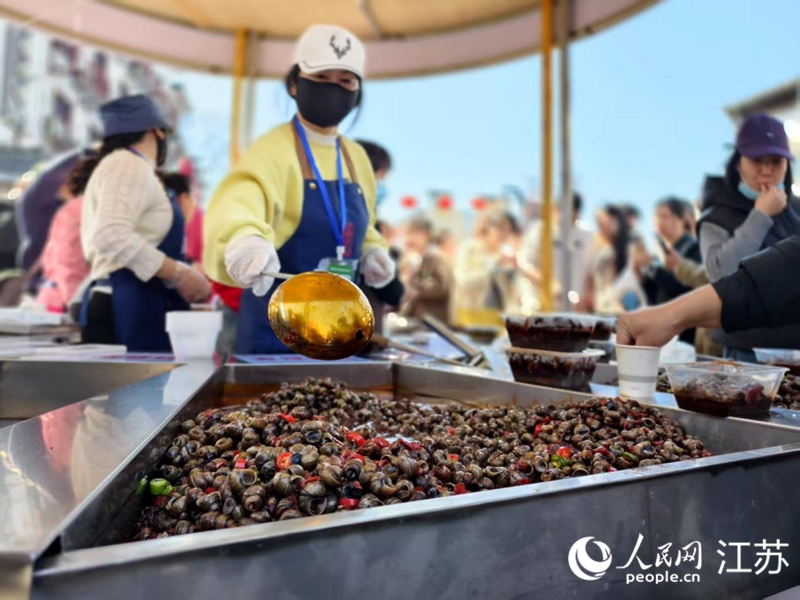 淮安市洪澤區(qū)蔣壩周末市集上熱賣的“麻辣小螺螄”。人民網(wǎng)記者 馬曉波攝