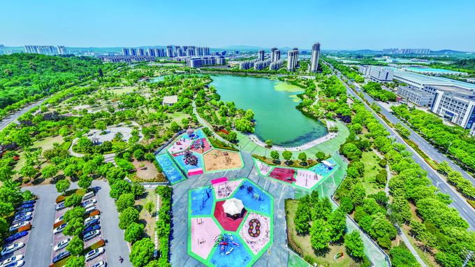 近年來，南京市溧水區(qū)充分整合治理城鄉(xiāng)生態(tài)資源，不斷改造提升人居環(huán)境，先后建成了多個便民休閑鍛煉、放松身心的美麗公園， 讓活力新城成為當(dāng)?shù)厥忻袢罕姷男腋＜覉@。圖為5月12日，位于溧水區(qū)城鄉(xiāng)接合部的團(tuán)山公園內(nèi)，藍(lán)天碧水與城市建筑、道路相互映襯，構(gòu)成一幅宜居宜業(yè)的夏日畫卷。朱紅生 攝