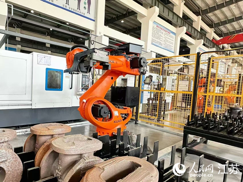 蘇鹽閥門(mén)集團(tuán)“5G+”智慧工廠生產(chǎn)線上，機(jī)械臂在作業(yè)。人民網(wǎng) 周夢(mèng)嬌攝