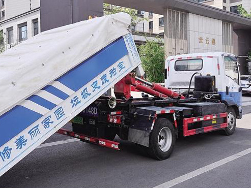 修垃圾運(yùn)輸車按時(shí)來到指定地點(diǎn)。劉冰 攝