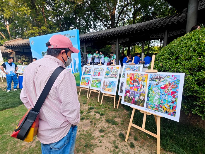 市民觀看垃圾分類漫畫。秦懷珠攝