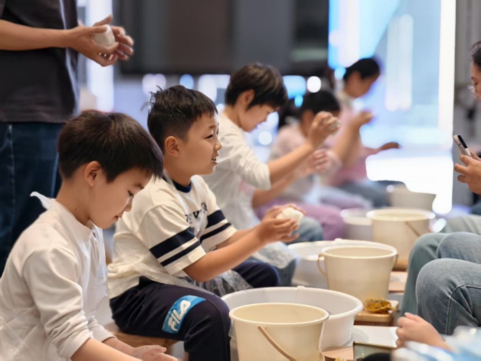 “我是小小陶藝師”親子陶藝體驗活動。泰興市委宣傳部供圖