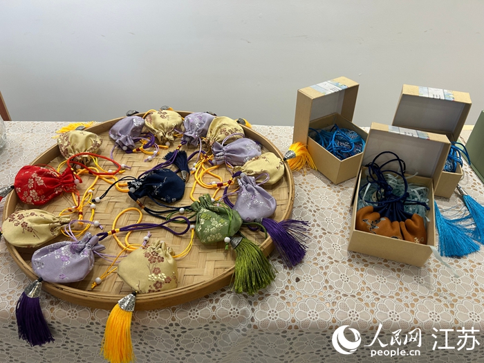 溧水特校學(xué)生制作的牡丹文創(chuàng)產(chǎn)品。人民網(wǎng) 王丹丹攝