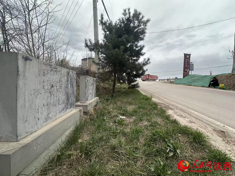 文保碑附近，不時(shí)有重型卡車駛出（攝于4月11日）。