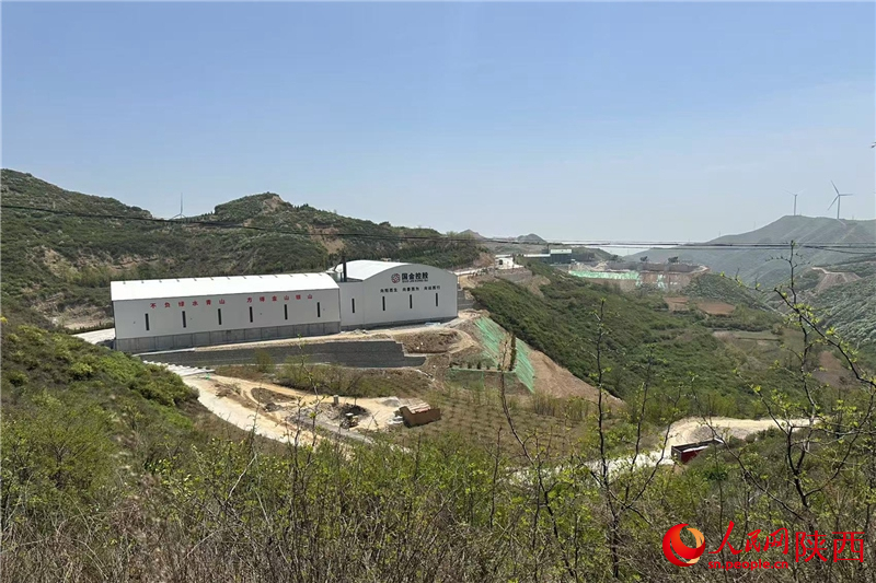 白色廠房上有“國金控股”四個(gè)大字（攝于4月23日）。