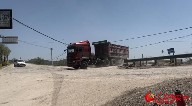 一輛重型卡車從潤鑫新材料廠區(qū)駛出（攝于4月23日）。