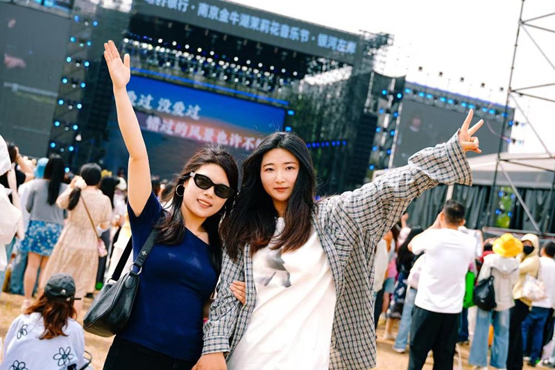 樂迷現(xiàn)場打卡拍照。六合區(qū)委宣傳部供圖