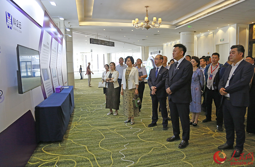 與會嘉賓聽取京津冀三地高新技術(shù)企業(yè)發(fā)展情況介紹。人民網(wǎng)記者 崔新耀攝