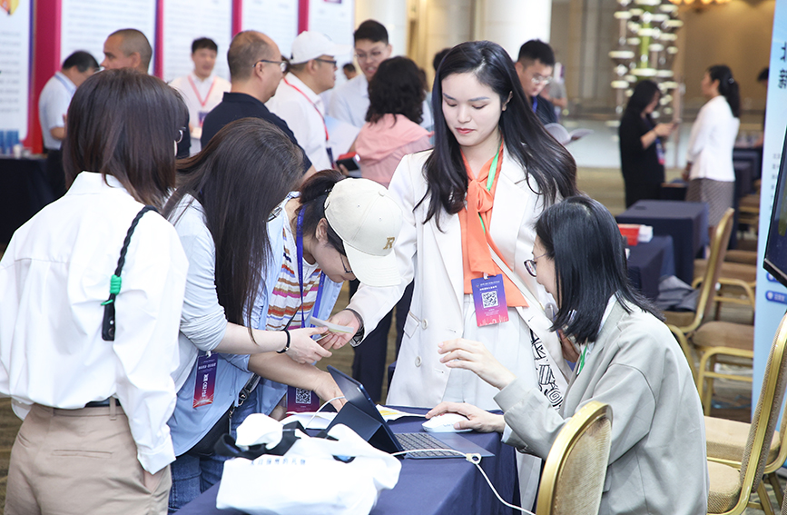 參會(huì)嘉賓在展位前了解企業(yè)情況。主辦方供圖