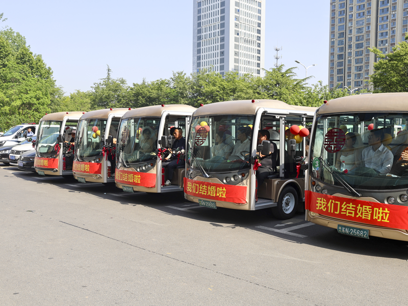 婚車排列整齊。徐建東攝