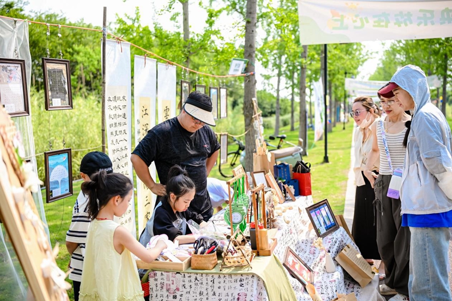 市民游客參觀活動展位。泰興市委宣傳部供圖